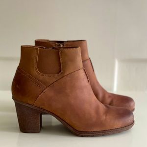 Clarks women’s boots brown leather size 9.5